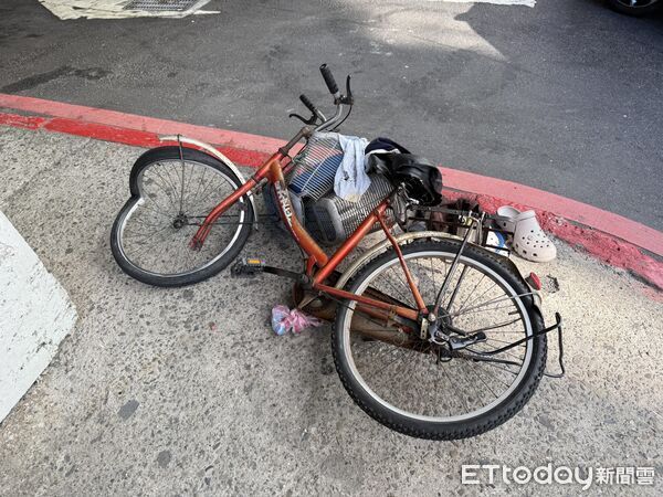 ▲腳踏車騎士與轎車碰撞後倒地一動不動，血流滿地。（圖／記者黃資真攝）