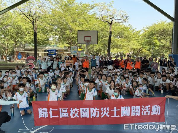 ▲台南市歸仁區公所與消防局舉辦「校園防災士風雨球場體驗營」，學生實際操作射水、滅火設備，體驗成為防災小英雄。（記者林東良翻攝，下同）