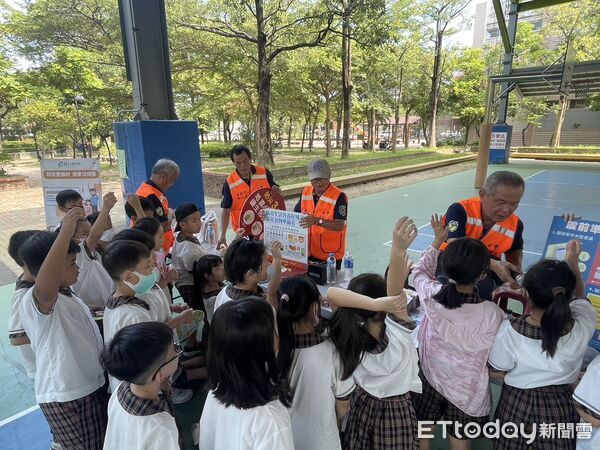 ▲台南市歸仁區公所與消防局舉辦「校園防災士風雨球場體驗營」，學生實際操作射水、滅火設備，體驗成為防災小英雄。（記者林東良翻攝，下同）