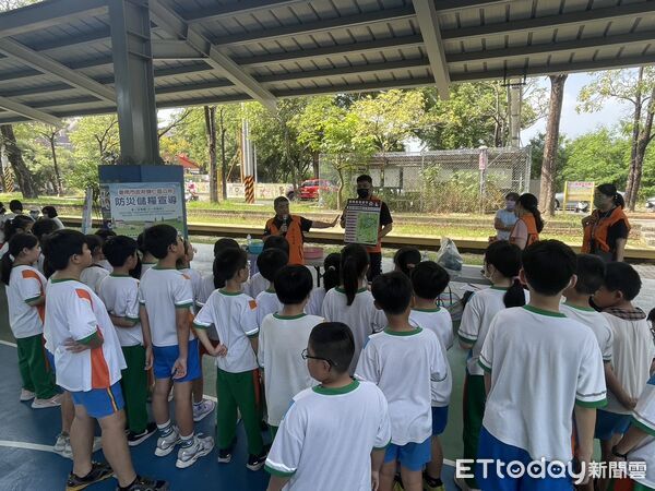 ▲台南市歸仁區公所與消防局舉辦「校園防災士風雨球場體驗營」，學生實際操作射水、滅火設備，體驗成為防災小英雄。（記者林東良翻攝，下同）