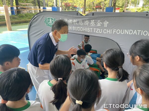 ▲台南市歸仁區公所與消防局舉辦「校園防災士風雨球場體驗營」，學生實際操作射水、滅火設備，體驗成為防災小英雄。（記者林東良翻攝，下同）