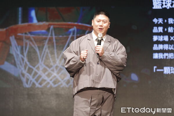 ▲▼大囍聚地產攜手DAMAC地產開發商與福爾摩沙夢想家籃球隊，跨界打造國際地產開發。大囍聚創辦人，也是網紅的TED陳閎元代表大囍聚簽約。（圖／記者湯興漢攝）