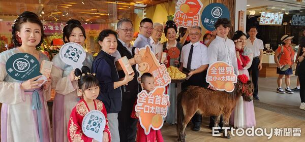 ▲百年老字號持續創新，《一口太陽餅》成為旅人最愛伴手禮。（圖／記者游瓊華翻攝）