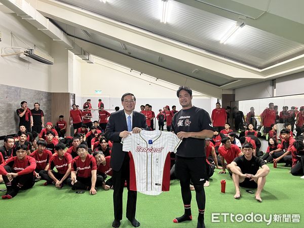 ▲味全龍球員聆聽講座，展現對法治教育的重視。（圖／記者游瓊華翻攝）