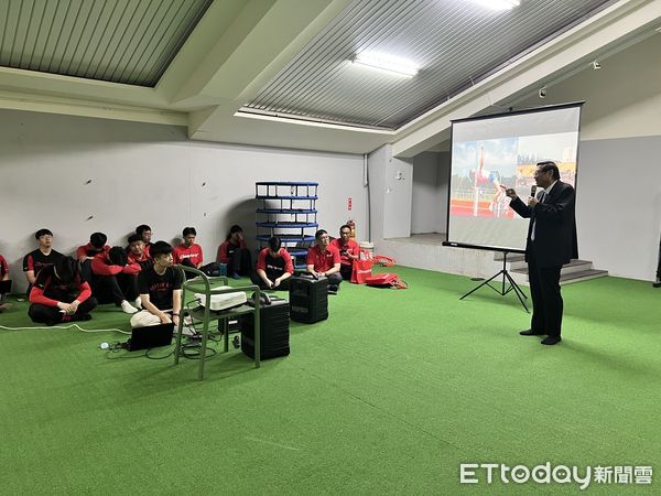 ▲味全龍球員聆聽講座，展現對法治教育的重視。（圖／記者游瓊華翻攝）