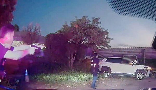 ▲桃園警方昨天傍晚在桃園區追捕郭姓通緝犯，在國際路二段附近停車後逃逸，郭妻駕車衝撞員警企圖逃逸，警方果斷連開4槍制止。（圖／桃園警方提供）