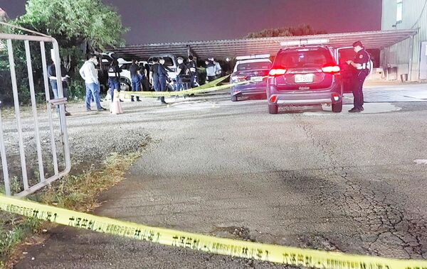 ▲桃園警方昨天傍晚在桃園區追捕郭姓通緝犯，在國際路二段附近停車後逃逸，警方連開4槍制止後在車內搜查可疑證物。（圖／桃園警方提供）