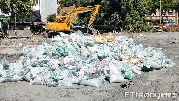 ▲▼  記取堰塞湖淹水教訓 光復居民忙領沙包防水備戰颱風           。（圖／地方中心翻攝）