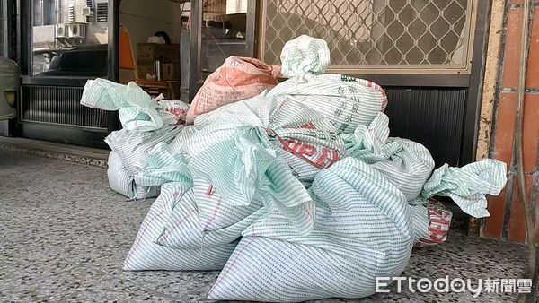 ▲▼  記取堰塞湖淹水教訓 光復居民忙領沙包防水備戰颱風           。（圖／地方中心翻攝）