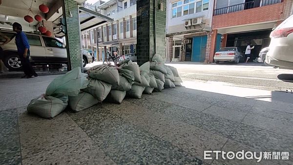 ▲▼  記取堰塞湖淹水教訓 光復居民忙領沙包防水備戰颱風           。（圖／地方中心翻攝）