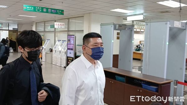 ▲▼藝人NONO性侵案，二審首度開庭審理。NONO維持一貫的白襯衫、黑長褲出庭。（圖／記者吳銘峯攝）