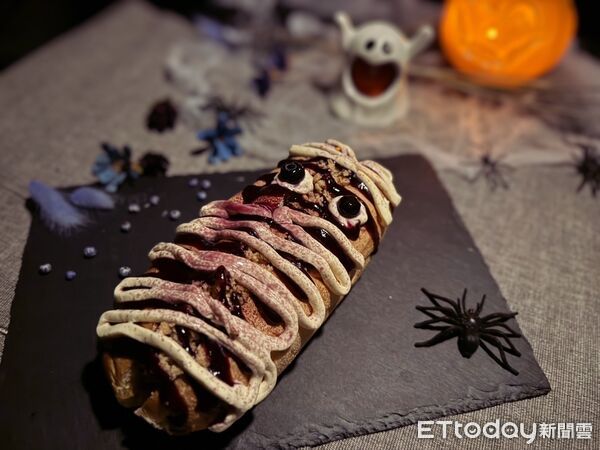 ▲VegOut耍廢髒熱狗「藍莓乳酪驚喜堡」。（圖／有趣市集）