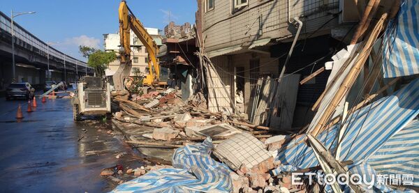 ▲新北永和大陳都更發生圍籬倒塌，波及1名騎機車經過女騎士。（圖／記者陸運陞翻攝）