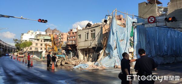 ▲新北永和大陳都更發生圍籬倒塌，波及1名騎機車經過女騎士。（圖／記者陸運陞翻攝）