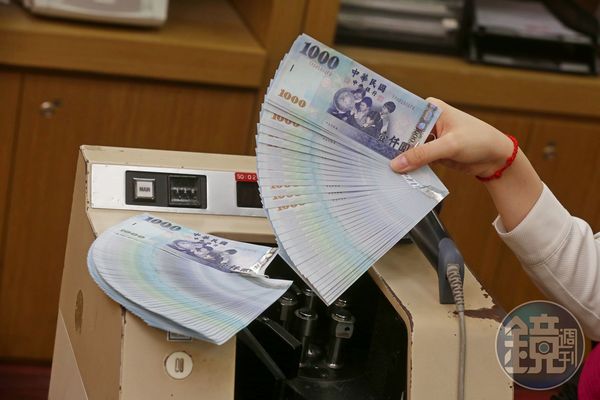 調查顯示，有69.5%確定發年終獎金，創4年次低，而有23.4%仍在觀望中；員工平均期望年終為1.04個月，更有66.2%上班族若年終不如預期會考慮離職。（本刊資料照）