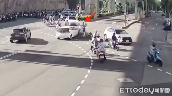 ▲▼蔡女開車闖紅燈撞飛2機車騎士，蔡女肇事後還開了約50公尺才停下，事故現場機車零件四散，蔡女車輛前保險桿都撞掉了             。（圖／記者陳以昇翻攝）