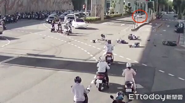 ▲▼蔡女開車闖紅燈撞飛2機車騎士，蔡女肇事後還開了約50公尺才停下，事故現場機車零件四散，蔡女車輛前保險桿都撞掉了             。（圖／記者陳以昇翻攝）