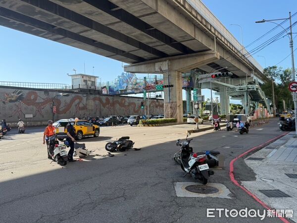 ▲▼蔡女開車闖紅燈撞飛2機車騎士，蔡女肇事後還開了約50公尺才停下，事故現場機車零件四散，蔡女車輛前保險桿都撞掉了             。（圖／記者陳以昇翻攝）