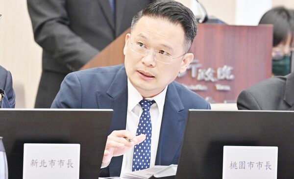 ▲桃園市副市長蘇俊賓今天出席行政院會，針對花蓮馬太鞍溪堰塞湖災後復原情形時建議，桃園挖土機超人林鴻森意外身故，建請入祀忠烈祠。（圖／行政院提供）