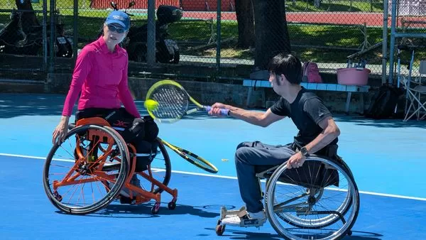 ▲亞帕運國手楊綵縈親授輪椅網球，激發學員興趣、國手級教練指導視障學員體驗保齡球樂趣。（圖／台北市輪椅網球推廣協會提供）