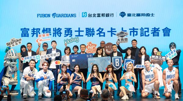 ▲圖二：「富邦悍將勇士聯名卡」正式登場，富邦悍將球員范國宸、張奕，臺北富邦勇士球員蔡文誠、周桂羽及Fubon Angels檸檬、秀秀子、丹丹、Tiffany、沁沁也熱情出席，為全台首張結合職棒與職籃的雙球聯名卡加持造勢，邀請球迷一同加入運動生活圈。。（圖／富邦悍將提供）