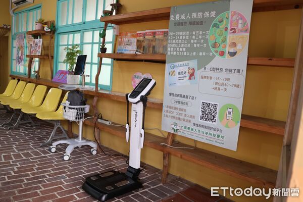 ▲縣府與醫療團隊在象徵希望的彩帶下共同啟動儀式，宣告偏鄉醫療再向前一步。（圖／記者游瓊華翻攝）