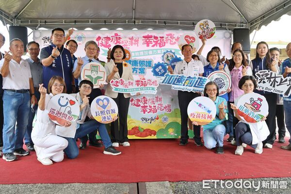 ▲縣府與醫療團隊在象徵希望的彩帶下共同啟動儀式，宣告偏鄉醫療再向前一步。（圖／記者游瓊華翻攝）