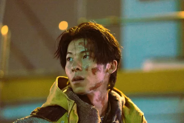 ▲許光漢為了《他年她日》首度嘗試特效燒傷妝，與袁澧林的碼頭離別戲令人揪心。（圖／甲上提供）