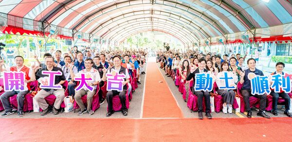 ▲「機場捷運A7站區開發案區外道路開工典禮」後，市長張善政與出席貴賓立委牛煦庭、張雅琳等人合影。（圖／市府新聞處提供）