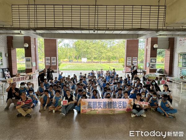 ▲麻豆新樓醫院於官田國中舉辦「以身試老」體驗活動，學生穿戴模擬裝置感受長者生活不便。（記者林東良翻攝，下同）