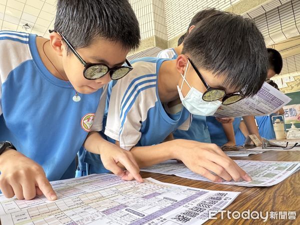 ▲麻豆新樓醫院於官田國中舉辦「以身試老」體驗活動，學生穿戴模擬裝置感受長者生活不便。（記者林東良翻攝，下同）