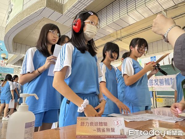 ▲麻豆新樓醫院於官田國中舉辦「以身試老」體驗活動，學生穿戴模擬裝置感受長者生活不便。（記者林東良翻攝，下同）