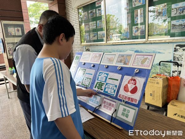 ▲麻豆新樓醫院於官田國中舉辦「以身試老」體驗活動，學生穿戴模擬裝置感受長者生活不便。（記者林東良翻攝，下同）