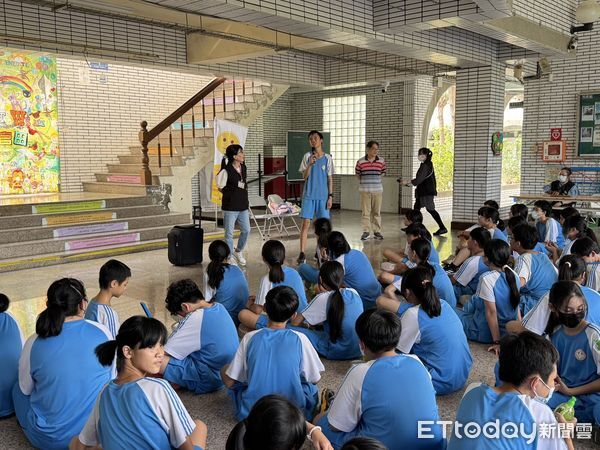 ▲麻豆新樓醫院於官田國中舉辦「以身試老」體驗活動，學生穿戴模擬裝置感受長者生活不便。（記者林東良翻攝，下同）