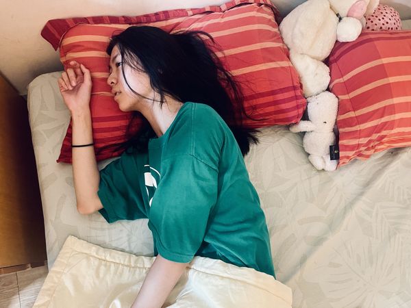 ▲馬士媛在《左撇子女孩》中展現兇悍的一面，與平常文靜嫻雅的她很不一樣。（圖／光年映畫提供）