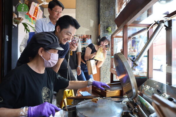 ▲▼台北市長蔣萬安赴台南合體謝龍介，實地了解台灣本土酪農的運作現況與產業發展，接著赴台南市區逛街。（圖／台北市政府提供）
