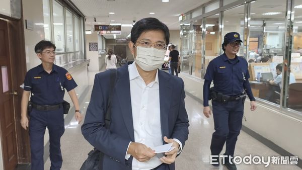 ▲▼會計師范有偉今（16日）到台北地院作證，強調自己捐500萬元給柯文哲選總統，不是富邦金控董事長蔡明興出錢。（圖／記者黃哲民攝）