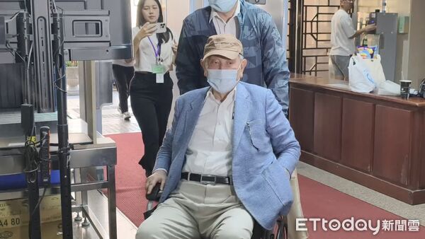 ▲▼涉犯京華城案的威京集團主席沈慶京，今（16日）到台北地院出庭，聲請傳喚2位證人作證。（圖／記者黃哲民攝）