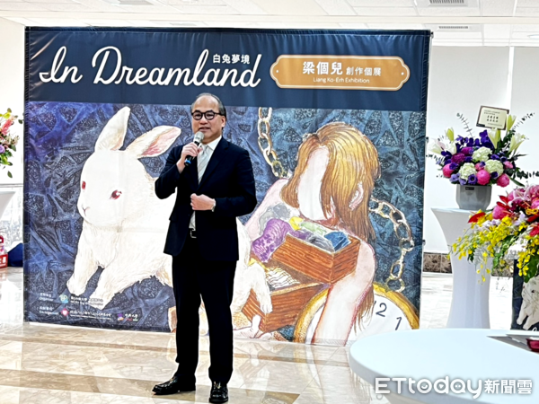 ▲從夢裡的白兔到心裡的自己，梁個兒用顏料畫出成長的重量。（圖／記者游瓊華翻攝）