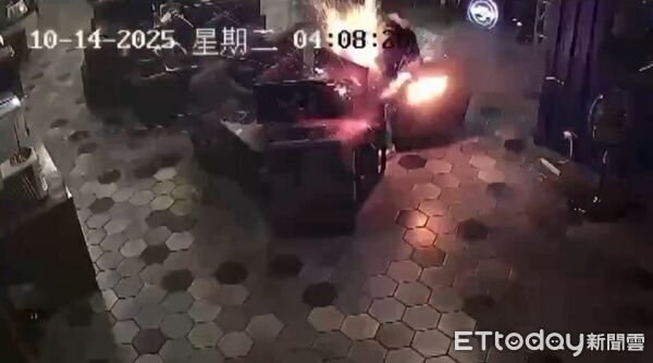 ▲▼行動電源手邊「噴煙1秒」炸成碎片畫面曝！　台中網咖內巨響嚇壞人。（圖／記者許權毅翻攝）