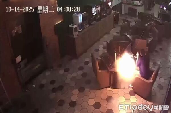 ▲▼行動電源手邊「噴煙1秒」炸成碎片畫面曝！　台中網咖內巨響嚇壞人。（圖／記者許權毅翻攝）