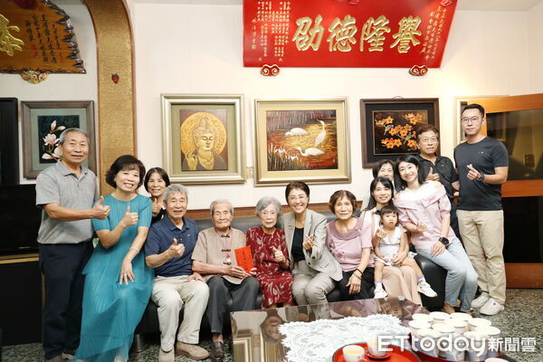 ▲人間國寶王清霜等人瑞慶百歲，南投縣長許淑華致贈萬元禮金及金鎖片。（圖／南投縣政府提供）