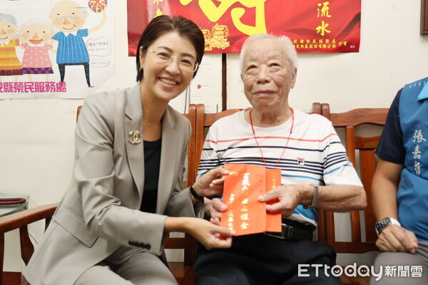 ▲人間國寶王清霜等人瑞慶百歲，南投縣長許淑華致贈萬元禮金及金鎖片。（圖／南投縣政府提供）