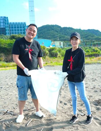 ▲藝起發光成員們一起淨灘。（圖／藝起發光提供）