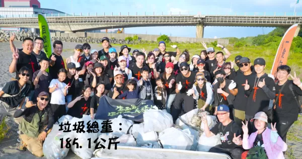 ▲藝起發光成員們一起淨灘。（圖／藝起發光提供）