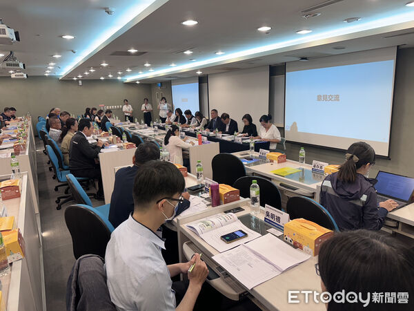 ▲勞動部政務次長李健鴻主持「支持勞工安定就業措施企業交流座談會」，傾聽產業需求、面對面溝通。（記者林東良翻攝，下同）