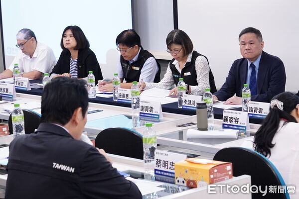 ▲勞動部政務次長李健鴻主持「支持勞工安定就業措施企業交流座談會」，傾聽產業需求、面對面溝通。（記者林東良翻攝，下同）