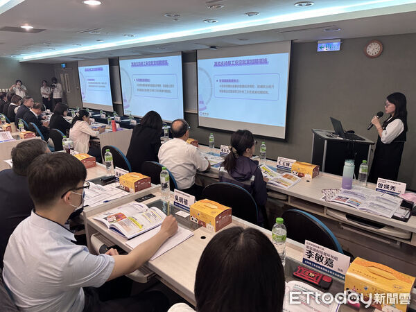 ▲勞動部政務次長李健鴻主持「支持勞工安定就業措施企業交流座談會」，傾聽產業需求、面對面溝通。（記者林東良翻攝，下同）