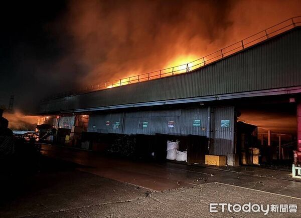 ▲彰化縣伸港鄉1間環保工廠清晨大火。（圖／消防局提供）