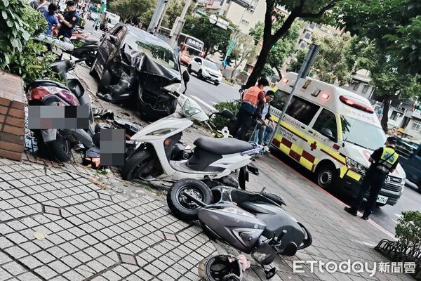 ▲松山機場附近轎車自撞，3人送醫。（圖／記者黃彥傑翻攝，下同）